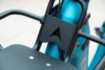 Voordrager met laadplateau en uitgesneden merkembleem van de Levit BELECO Sports lowstep Abbys.