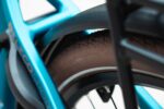 Bruine achterband onder het zwarte spatbord van de Levit BELECO Sports lowstep Abbys.