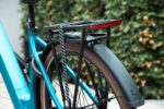 Bagagedrager met snelbinders en achterlicht van de Levit BELECO Sports lowstep Abbys.