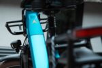 Blauwe zitbuis en verende zadelpen, gezien vanaf de achterkant van de Levit BELECO Sports lowstep Abbys.