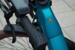 Stuurhandvat en display boven het blauwe frame van de Levit BELECO Sports lowstep Abbys.