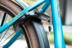 AXA Atlas-ringslot met sleutel boven de achterband van de Levit BELECO Sports lowstep Abbys.