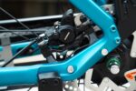 Shimano-remklauw bij de achterremschijf van de Levit BELECO Sports lowstep Abbys.