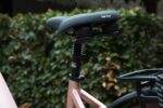 Selle Royal-zadel en verende zadelpen van de Levit BELECO Sports lowstep Woodrose.