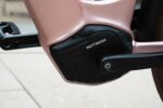 Motinova-middenmotor in het roze frame van de Levit BELECO Sports lowstep Woodrose.