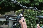 Stuur, voordrager en koplamp van de Levit BELECO Sports lowstep Woodrose.