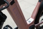 Accudeksel en Levit-logo op het roze frame naast de lage instap.