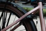 Ringslot met sleutel onder de BELECO Sports-modelnaam op de roze achtervork.