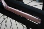Zwarte kettingkast langs de roze achtervork van de Levit BELECO Sports lowstep Woodrose.