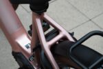 Roze frameverbinding onder het zadel en ringslot, van boven gezien.