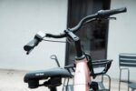 Stuur met display en remhendels van de Levit BELECO Sports lowstep Woodrose, gezien vanaf het zadel.