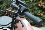 Shimano-remhendel en stuurhandvat van de Levit BELECO Sports lowstep Woodrose.