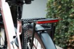 Achterlicht en snelbinders op de bagagedrager van de Levit BELECO Sports lowstep Woodrose.