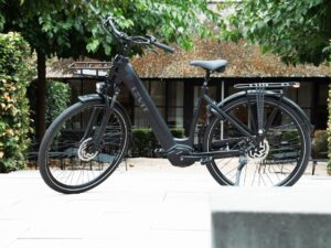 Zwarte Levit BELECO Sports lowstep Obsidian met lage instap, voordrager en bagagedrager.