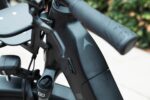 Stuurhandvat, remhendel en bovenkant van het frame van de Levit BELECO Sports lowstep Obsidian.