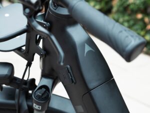 Stuurhandvat, remhendel en bovenkant van het frame van de Levit BELECO Sports lowstep Obsidian.