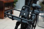 Zwarte voordrager met laadplateau en merkembleem van de Levit BELECO Sports lowstep Obsidian.