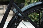 Ringslot met sleutel onder de BELECO Sports-modelnaam op de achtervork.