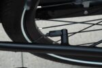 Motinova-sensor naast het achterwiel van de Levit BELECO Sports lowstep Obsidian.