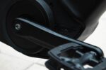 Crank en pedaal bij de middenmotor van de Levit BELECO Sports lowstep Obsidian.