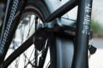 AXA Atlas-ringslot met sleutel boven het achterspatbord van de Levit BELECO Sports lowstep Obsidian.