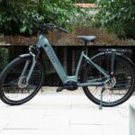 Zijaanzicht van de Levit Beleco Premium Gunmetal e-bike met lage instap en bagagedrager.