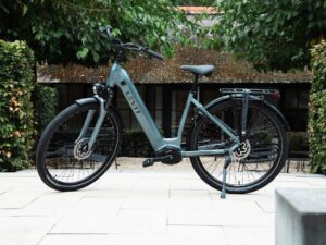Zijaanzicht van de Levit Beleco Premium Gunmetal e-bike met lage instap en bagagedrager.