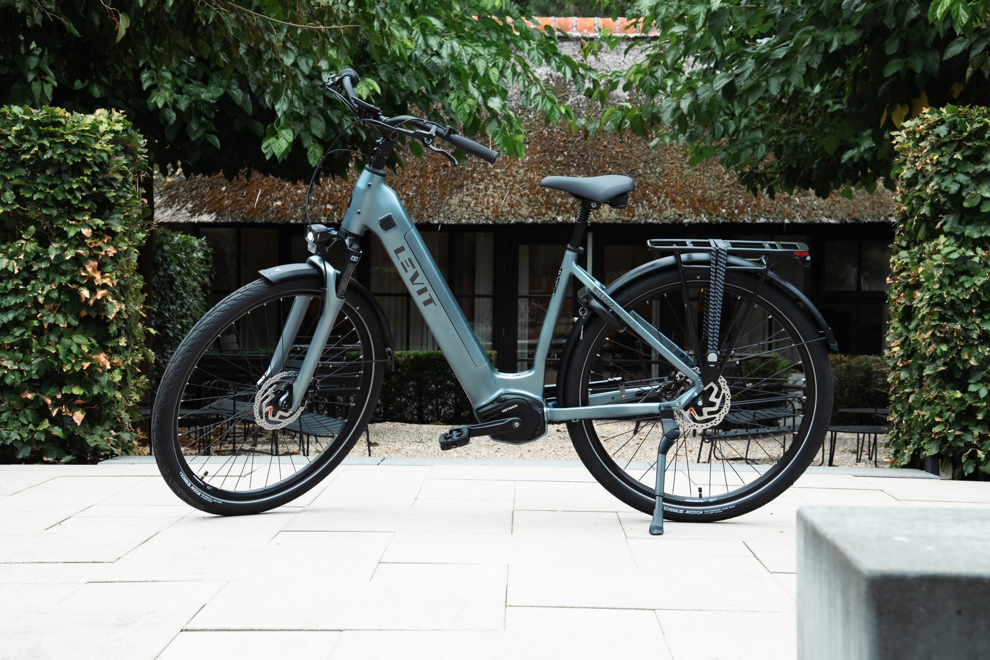 NSR-317 Zijaanzicht van de Levit Beleco Premium Gunmetal e-bike met lage instap en bagagedrager.