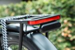 Bagagedrager met snelbinders, rood achterlicht en achterspatbord van de Levit Beleco Premium Gunmetal.