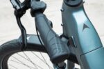 Stuurhandgreep en remhendel naast de framebuis van de Levit Beleco Premium Gunmetal.
