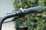 Draaiversteller en zwarte stuurhandgreep van de Levit Beleco Premium Gunmetal.