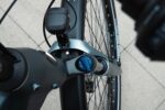Bovenaanzicht van de voorvork met blauwe stelknop en de koplamp van de Levit Beleco Premium Gunmetal.