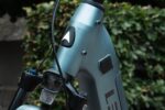 Koplamp, voorvork en voorzijde van het Gunmetal-frame van de Levit Beleco Premium.