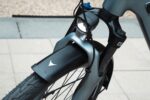 Voorspatbord en voorband tussen de vorkpoten van de Levit Beleco Premium Gunmetal.