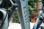 Levit-logo op de brede Gunmetal-framebuis van de Beleco Premium.