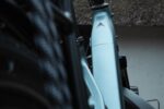 Bovenaanzicht van de Gunmetal-framebuis met het Levit-embleem van de Beleco Premium.