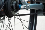 Riemaandrijving en achternaaf van de Levit Beleco Premium Gunmetal, van dichtbij bekeken.
