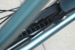 Close-up van de tandriem tussen de framebuizen van de Levit Beleco Premium Gunmetal.