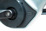 Close-up van de middenmotor met Motinova-belettering van de Levit Beleco Premium Gunmetal.