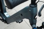 Lage instap, Levit-logo en balhoofd van de Beleco Premium Gunmetal, schuin van boven bekeken.