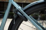 Ringslot bij het achterwiel en Beleco Premium-modelnaam op het Gunmetal-frame.