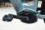 Middenmotor, crank en pedaal onder de lage instap van de Levit Beleco Premium Gunmetal.