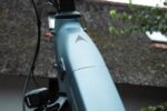 Detail van de Gunmetal-framebuis met Levit-embleem en de stuurpen van de Beleco Premium.