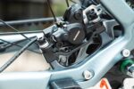 Shimano-remklauw bij het achterwiel van de Levit Beleco Premium Gunmetal, van dichtbij bekeken.
