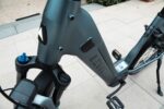 Schuin bovenaanzicht van de lage instap en voorvork van de Levit Beleco Premium Gunmetal.