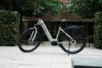 Levit BELECO Premium Platinum e-bike van opzij, met lage instap en bagagedrager.
