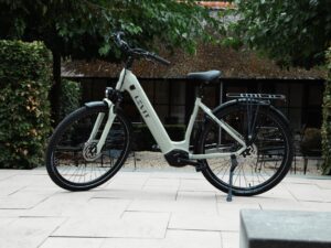 Levit BELECO Premium Platinum e-bike van opzij, met lage instap en bagagedrager.