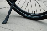 Uitgeklapte fietsstandaard naast het achterwiel van de Levit BELECO Premium Platinum.