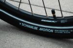 Schwalbe Motion-buitenband en ventiel van de Levit BELECO Premium Platinum.