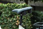 Selle Royal-zadel en verende zadelpen van de Levit BELECO Premium Platinum.